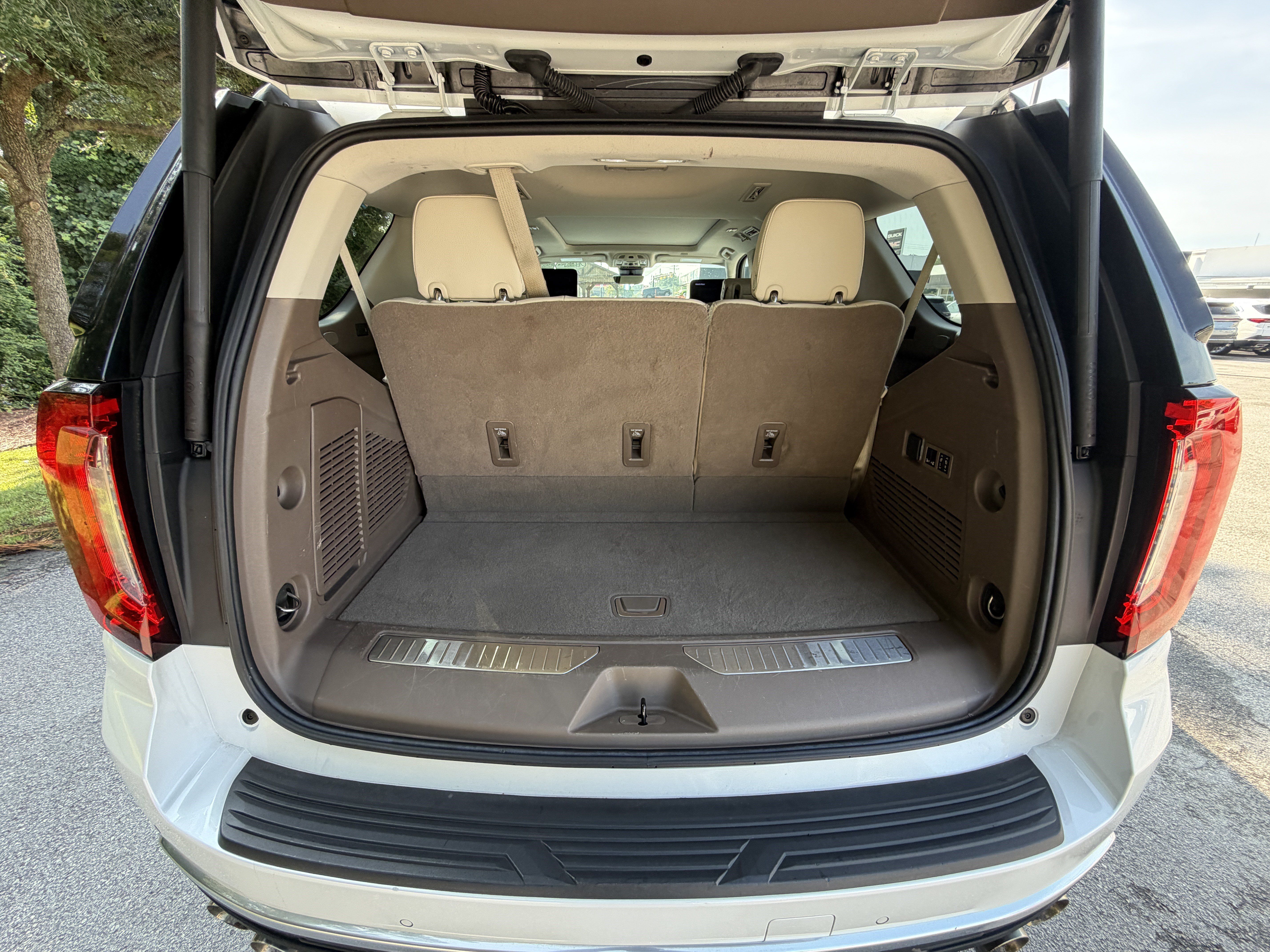 Used 2024 GMC Yukon Denali w/ Denali Reserve Package RWD image 3