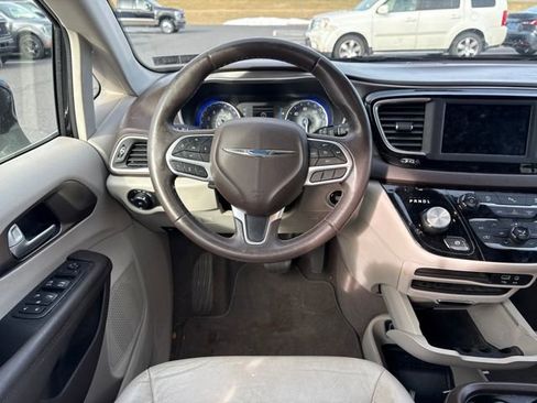 Used 2018 Chrysler Pacifica Touring-L image 14