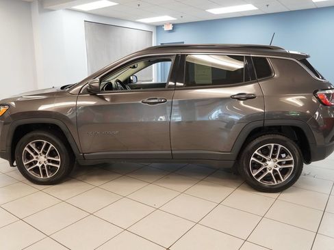 Used 2018 Jeep Compass Latitude w/ Popular Equipment Group AWD/4WD image 2