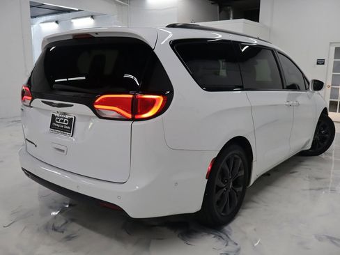 Used 2018 Chrysler Pacifica Touring-L Plus w/ Advanced Safetytec Group FWD image 7