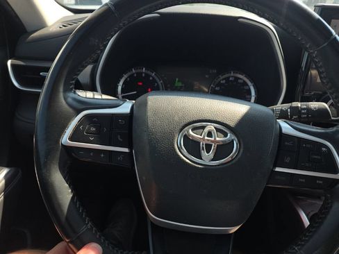 Used 2023 Toyota Highlander XLE FWD image 12