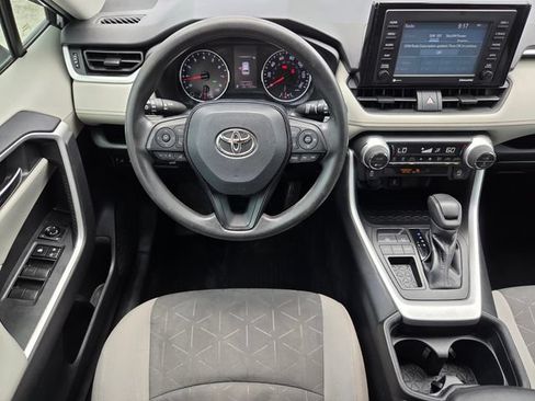 Used 2021 Toyota RAV4 XLE w/ Convenience Package FWD image 17