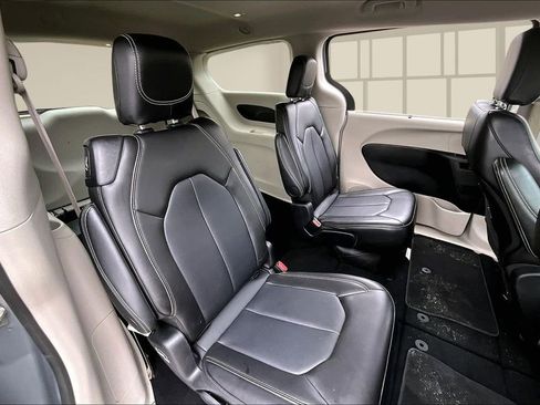 Used 2024 Chrysler Pacifica Touring-L image 25