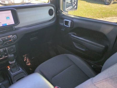 Used 2025 Jeep Gladiator Sport AWD/4WD image 16