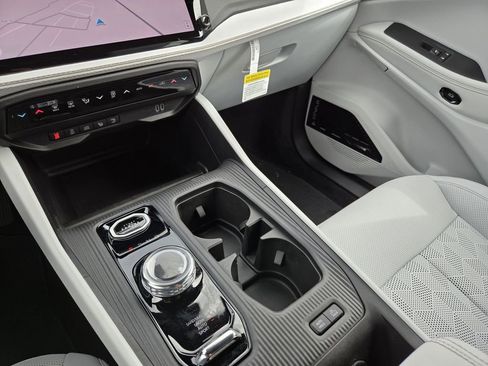 New 2026 Jeep Cherokee Overland w/ Trailer Tow Group AWD/4WD image 13