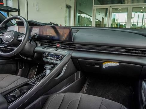 Certified 2025 Hyundai Elantra SEL FWD image 20