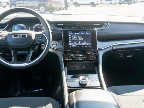 Used 2023 Jeep Grand Cherokee Laredo AWD/4WD image 15