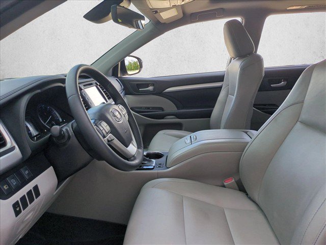 Used 2019 Toyota Highlander XLE FWD image 17