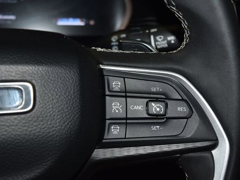 Used 2023 Jeep Grand Cherokee L Laredo image 9