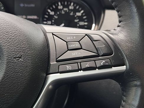 Used 2018 Nissan Rogue SV FWD image 13