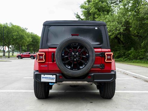 Used 2022 Jeep Wrangler Unlimited Sahara AWD/4WD image 8