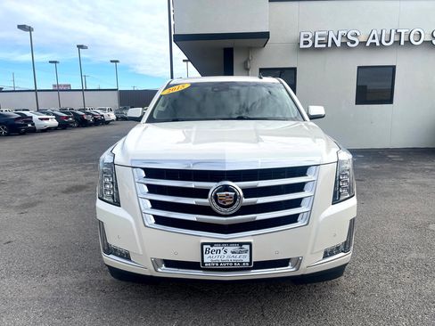 Used 2015 Cadillac Escalade Luxury image 3