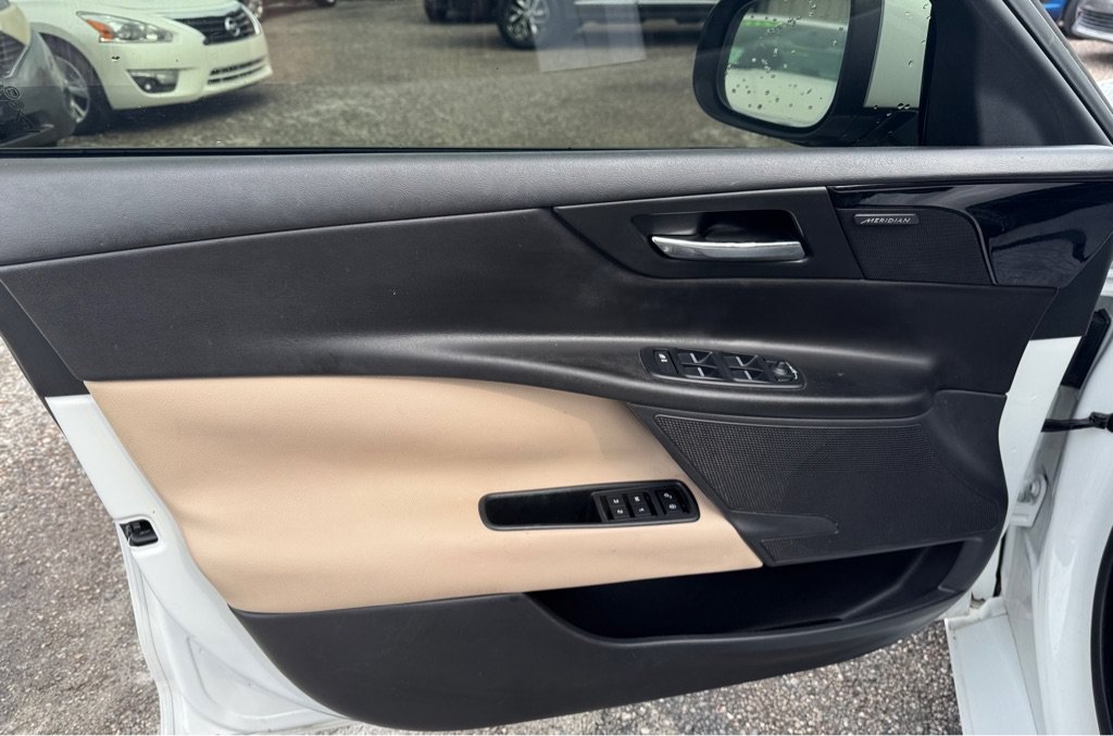 Used 2018 Jaguar XE Premium RWD image 11