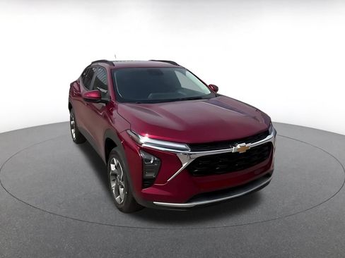 Used 2025 Chevrolet Trax LT w/ LT Convenience Package FWD image 3