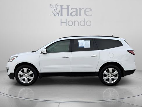 Used 2017 Chevrolet Traverse LT w/ Style and Technology Package FWD image 2