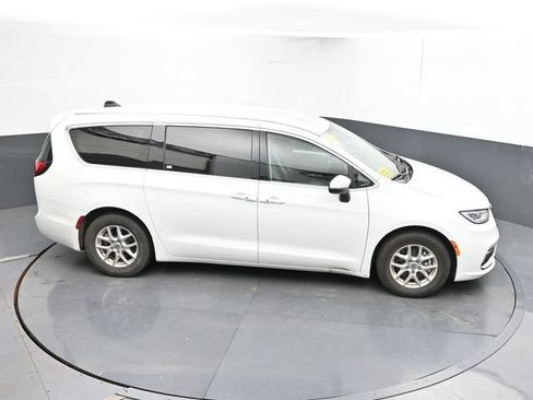 Used 2023 Chrysler Pacifica Touring-L FWD image 19