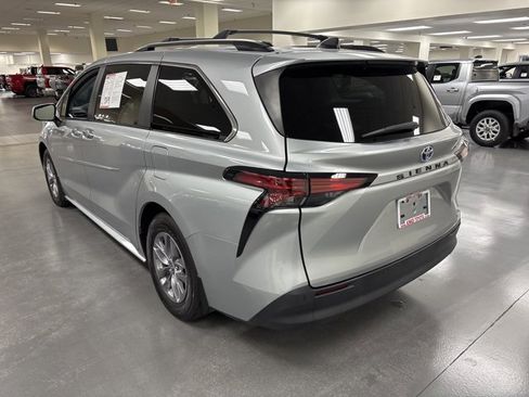 Certified 2022 Toyota Sienna XLE image 5