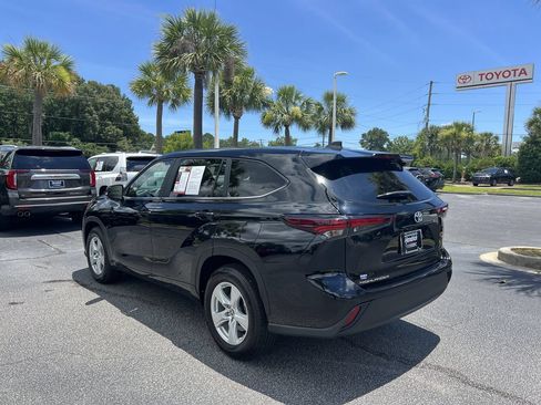 Used 2025 Toyota Highlander LE FWD image 8