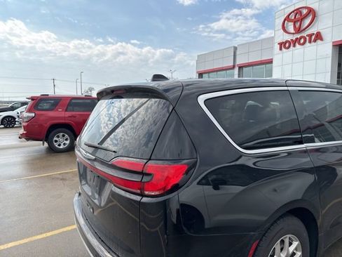 Used 2024 Chrysler Pacifica Touring-L image 21