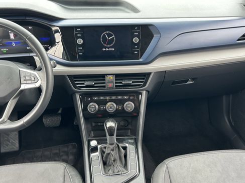 Used 2024 Volkswagen Taos SE image 17
