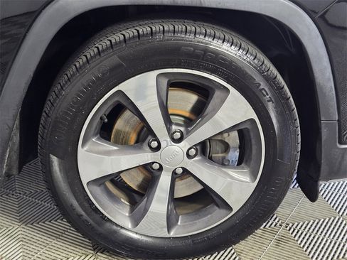 Used 2019 Jeep Cherokee Limited image 16