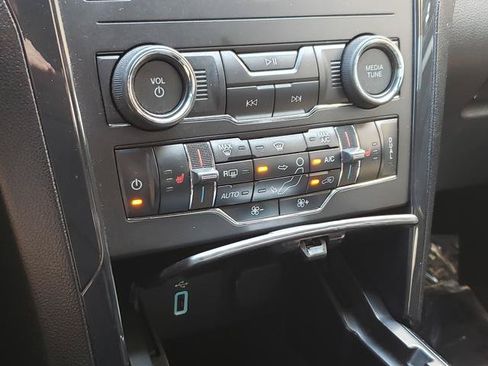 Used 2019 Ford Explorer XLT w/ Equipment Group 202A AWD/4WD image 23