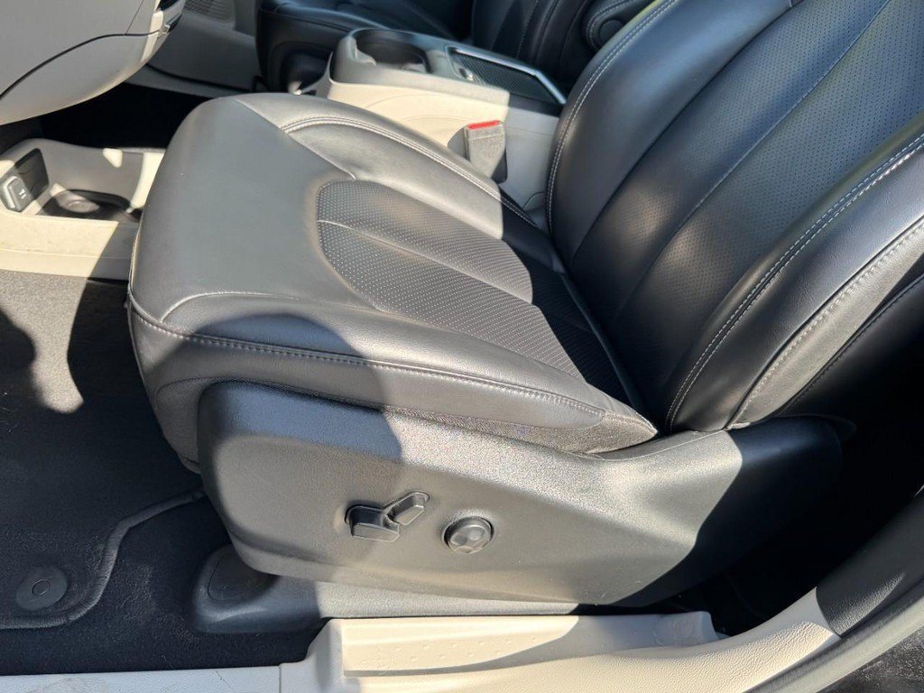Used 2023 Chrysler Pacifica Touring-L FWD image 15