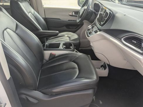 Used 2023 Chrysler Pacifica Touring-L FWD image 30