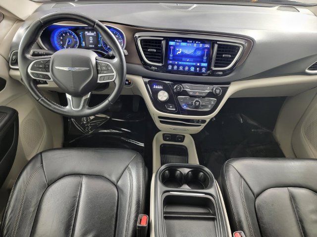 Used 2017 Chrysler Pacifica Touring-L FWD image 20