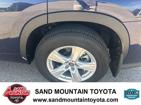 Used 2023 Toyota Highlander LE AWD/4WD image 12