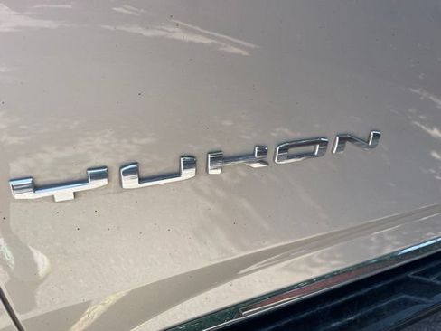 Used 2022 GMC Yukon XL SLT w/ SLT Luxury Package RWD image 9