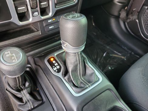 Used 2018 Jeep Wrangler Unlimited Sahara image 13