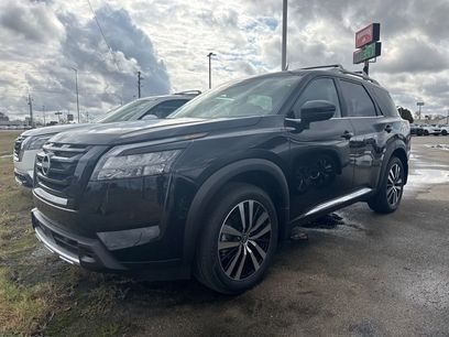 New 2025 Nissan Pathfinder Platinum w/ Black Appearance Package