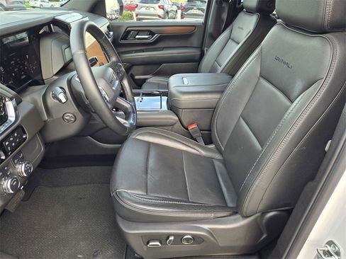 Used 2025 GMC Yukon XL Denali image 15