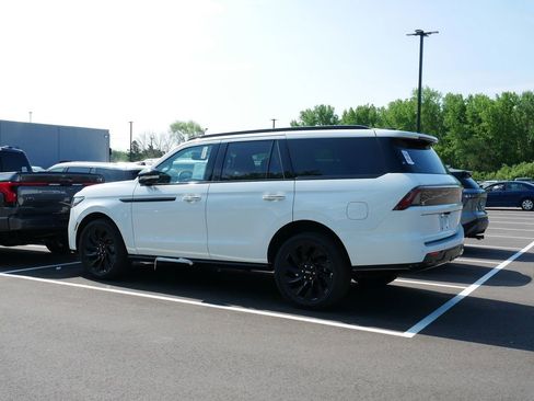 Used 2026 Lincoln Navigator Reserve w/ Jet Appearance Package AWD/4WD image 3