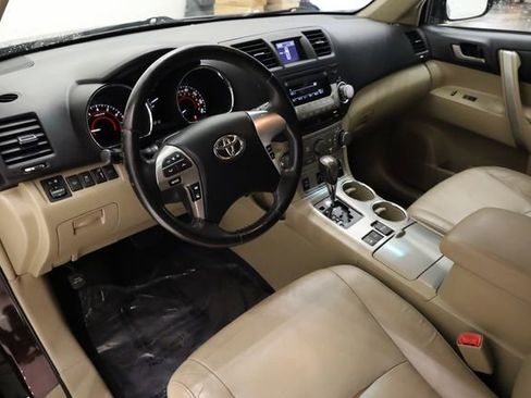Used 2011 Toyota Highlander SE image 12