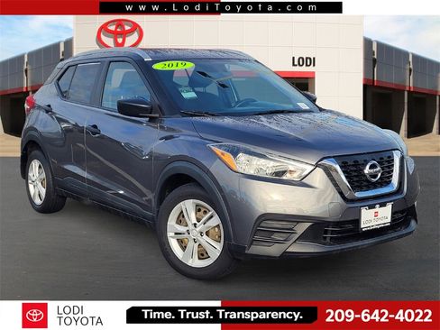 Used 2019 Nissan Kicks S image 1
