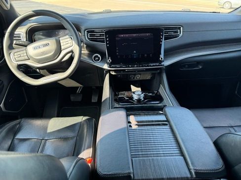 Used 2024 Jeep Wagoneer Series II w/ Flexible Seating Group image 9