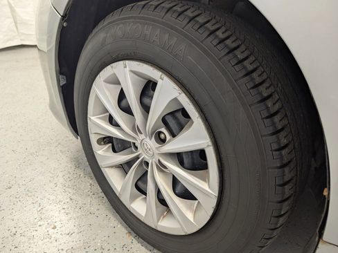 Used 2015 Toyota Camry LE image 7