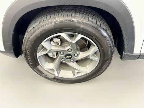 Used 2025 Chevrolet Trax LT FWD image 11