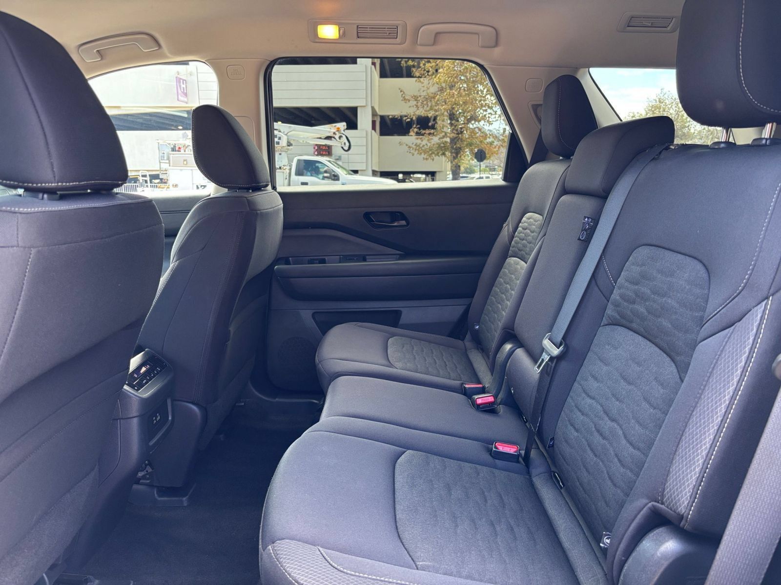 Used 2025 Nissan Pathfinder SV FWD image 27
