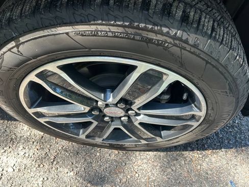 Used 2023 GMC Acadia SLT w/ Technology Package FWD image 8
