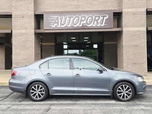 Used 2017 Volkswagen Jetta SE FWD image 4