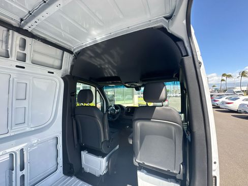 Used 2025 Mercedes-Benz Sprinter 2500 image 10
