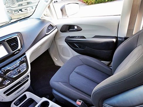 Used 2022 Chrysler Voyager LX image 22