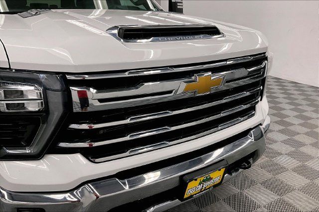 Used 2024 Chevrolet Silverado 2500 LTZ AWD/4WD image 33