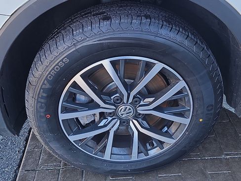 Used 2021 Volkswagen Tiguan S image 4