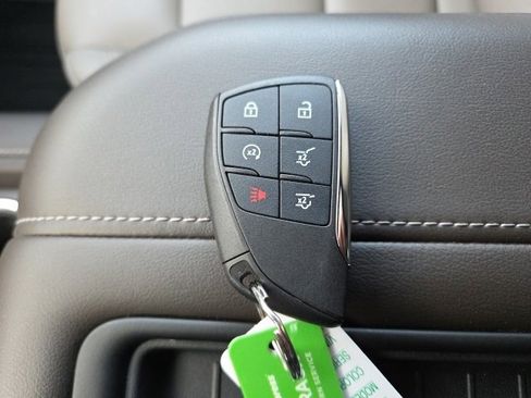 Used 2022 Chevrolet Suburban LT image 8