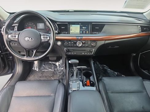 Used 2017 Kia Cadenza Premium w/ Luxury Package FWD image 10