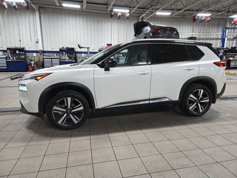 Used 2023 Nissan Rogue SL image 2